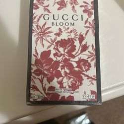 Women’s perfume men’s cologne