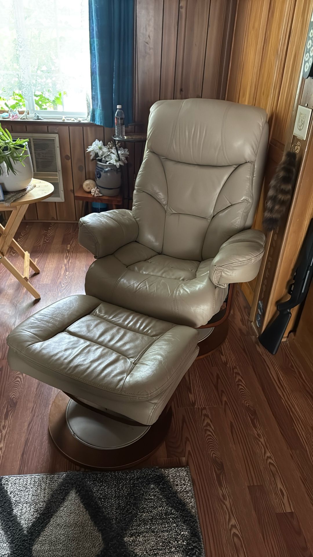 CHAIR WITH FOOT REST