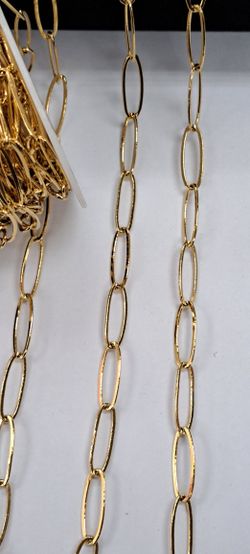 10 Yards Paperclip Chain: Electro Plated Gold Chain. / Cadena Paperclip: En Baño De Oro.