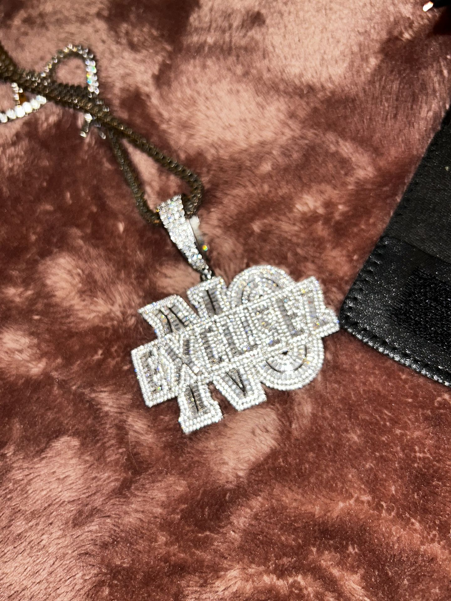 No Excusez Pendant Mossianite
