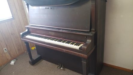 Henderson upright piano