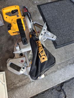 DEWALT 20V MAX saw