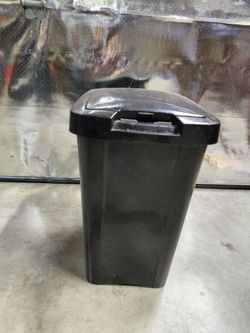 8 GALLON BLACK STERILITE GARBAGE CAN
