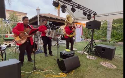 Grupo norteño con Tuba