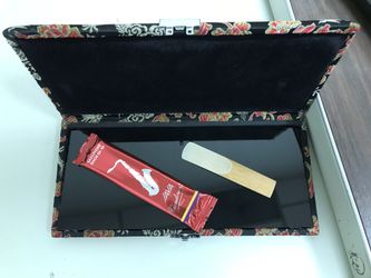 Tenor saxophone silk reed case.