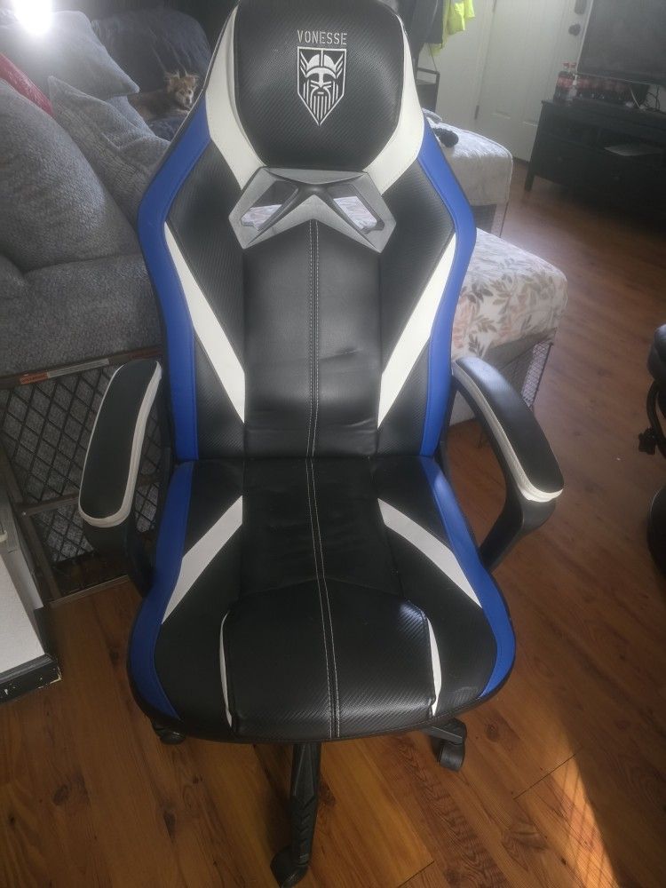 Vonesse Gaming CHAIR. REDUCED PRICE!!!