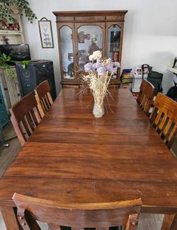 Dinning table seats 6 xan extend to smaller or bigger table