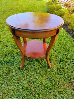 Traditional 2 tiered round top accent table with curved legs, solid wood. 28H 28 W