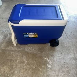 Igloo Blue Wheelie Cooler With Handle 38 Quarts 