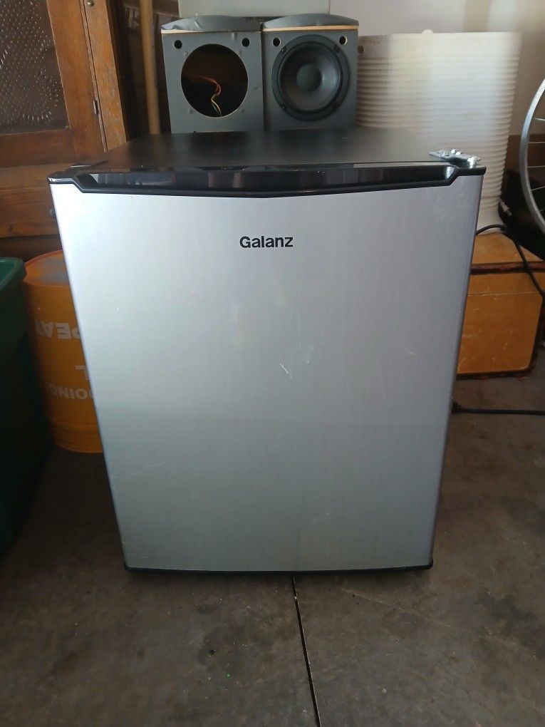 Galanz Mini Fridge 25×20×21