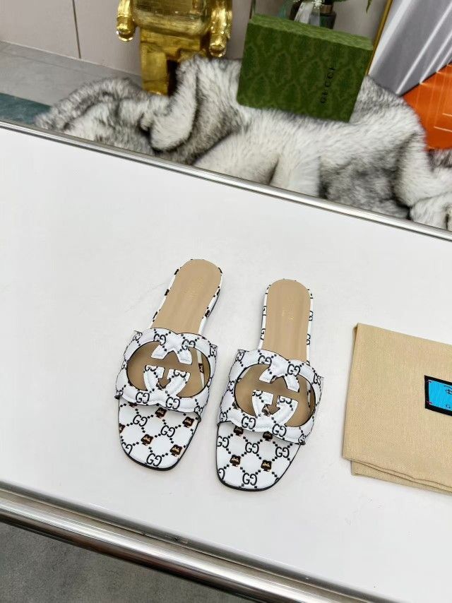 Fashionable women's flip-flops