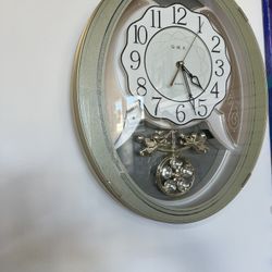 Musical wall clock Every hour plays music 12 melodies