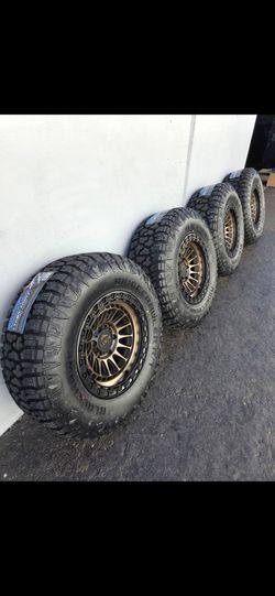17" LOCK Mojave rims w/ 33" Ridgecrawler RT tires