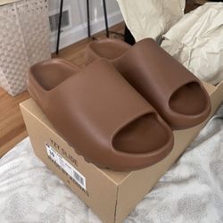 New Yeezy Slides Flax Size 10 Mens 