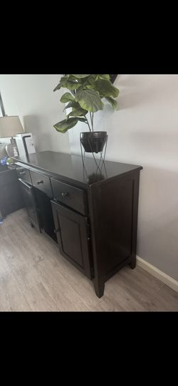 Dining server