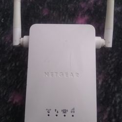 NETGEAR - Universal Wi-Fi Range Extender with Ethernet port - White