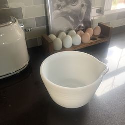 Measuring Bowl- Medium Size / Milk Glass / Vintage 
