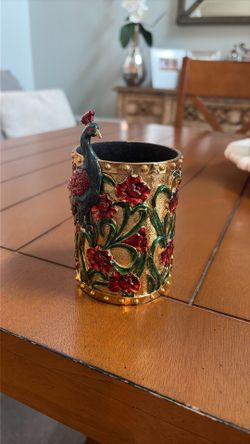 Peacock pen holder