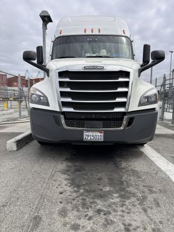 Freightliner Cascadia 126 Bumper And LED Headlights