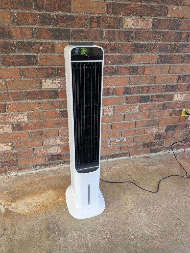 Swamp cooling fan tower - Like new with Remote