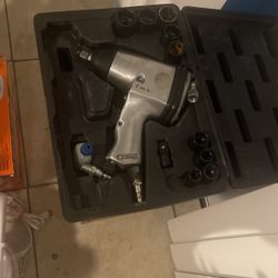 One  Inconpat Gun Whit Tools 