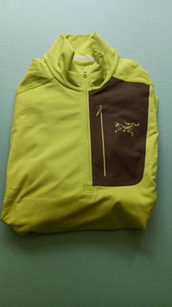 The Arcteryx Rho LT Men Zip Neck Brand New Size M