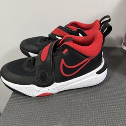 New Nike Boys Sneakers Size 4Y