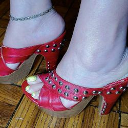 SIZE 8M YOKI HIGH HEELED SHOES RED