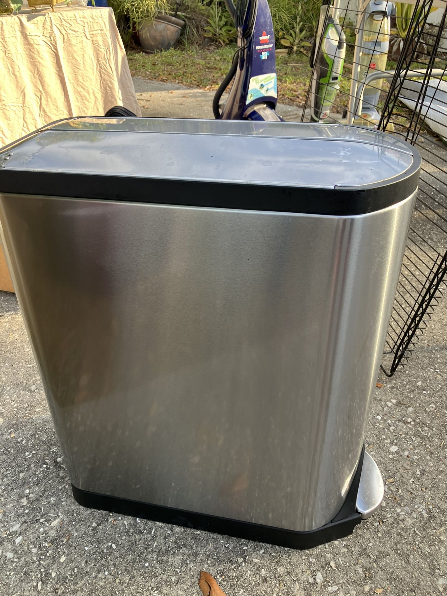 Simple Human Garbage Can (K)