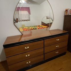 Bedroom Set- Very good Condition!