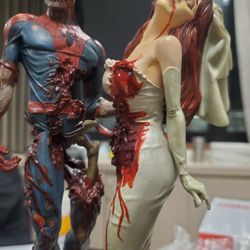 MARVEL MILESTONE ZOMBIE SPIDERMAN AND MARY JANE STATUE