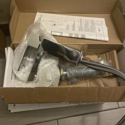 Delta Modern Single Hole Single-Handle Bathroom Faucet in Chrome