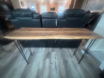 Entrance table