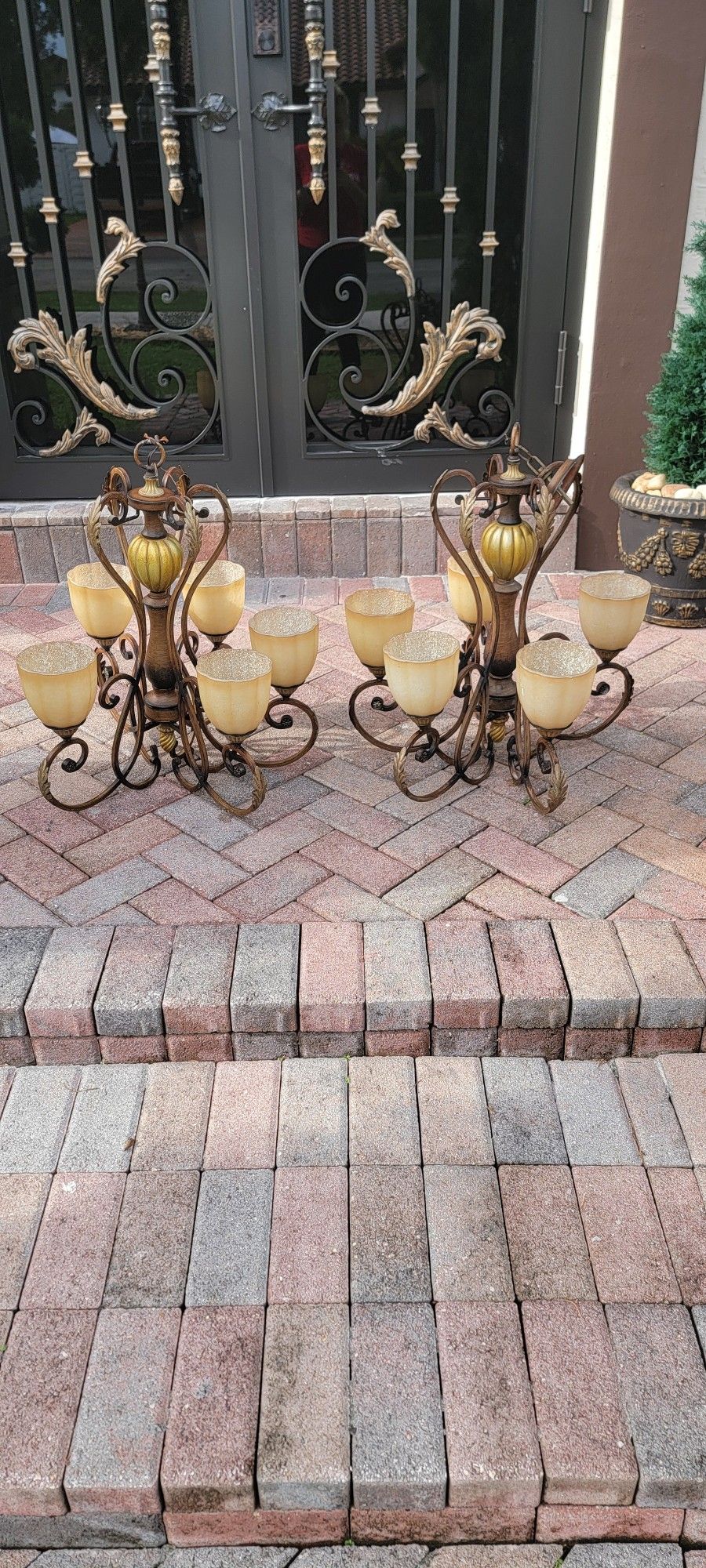 Dos Chandeliers
