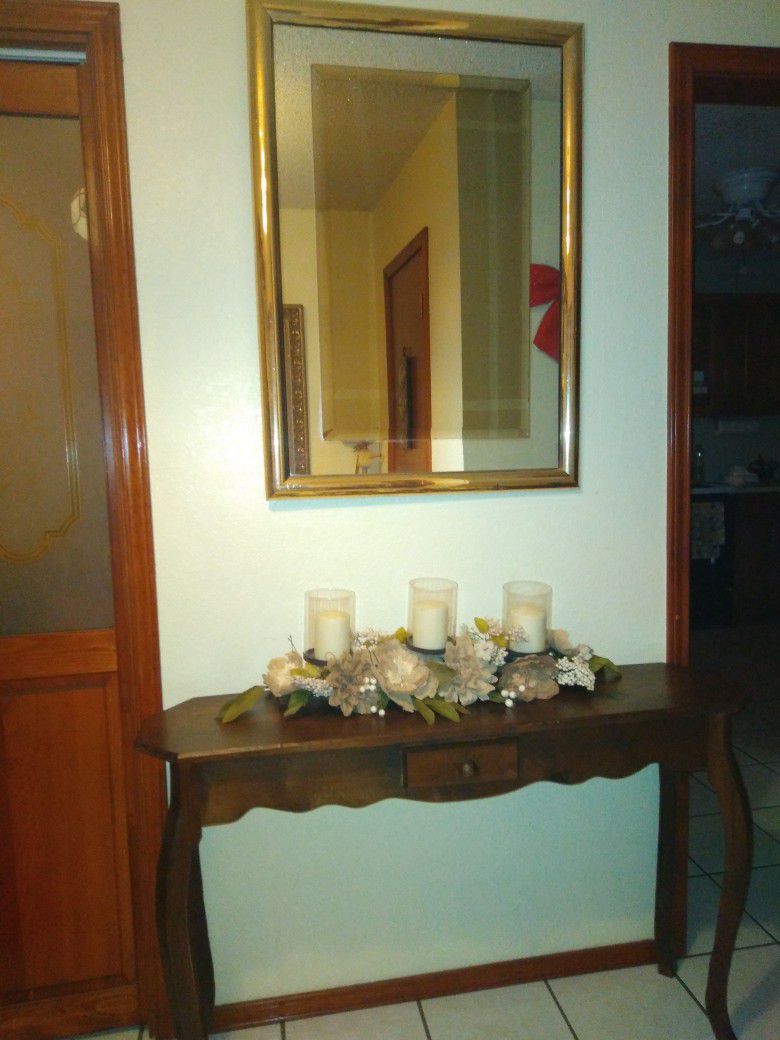 Entrance Table With Mirror And Decoration 