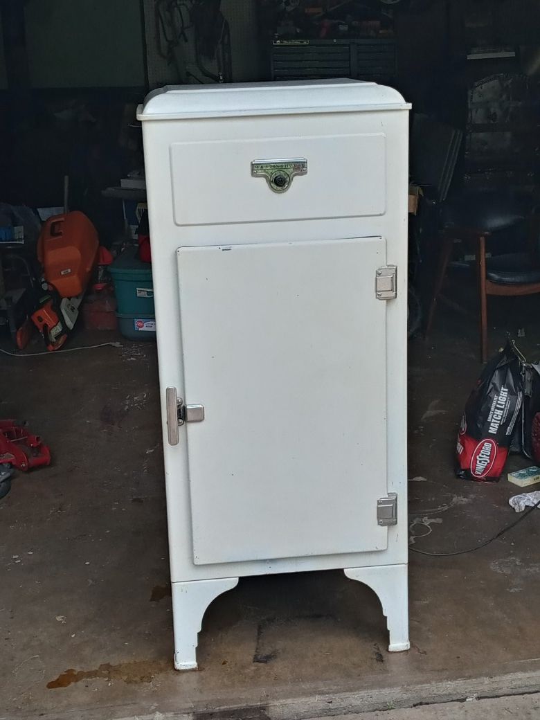 1930s Westinghouse refrigerator 58"tall. 28"wide. 25" deep