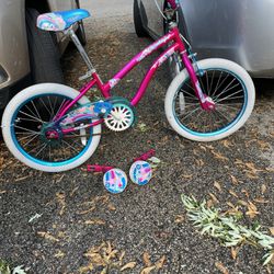 Toddlers Bike With Training Wheels. 