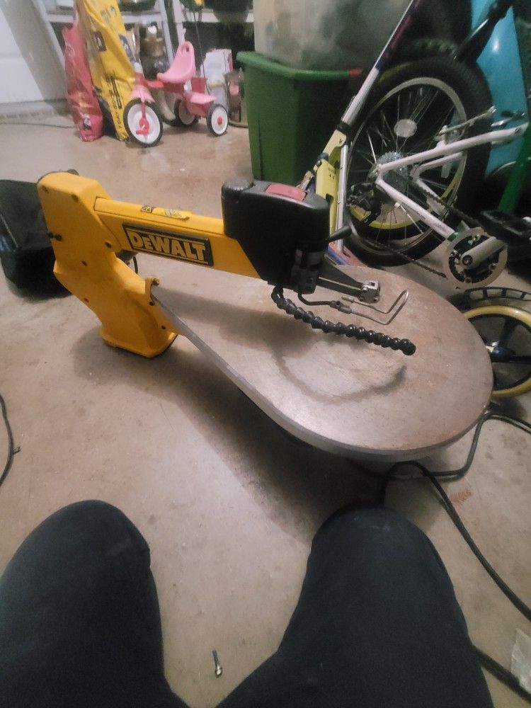 DEWALT DW788 20" VariableSpeed Scroll Saw, Used for Sale in Mansfield