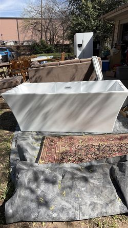 White freestanding tub