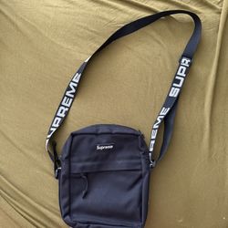 Supreme Shoulder Bag (Black)