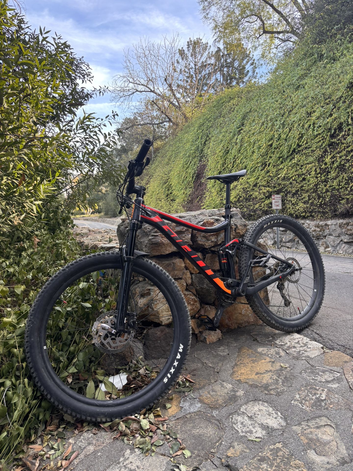 Giant Stance - Medium. Full Suspension Mountain Bike