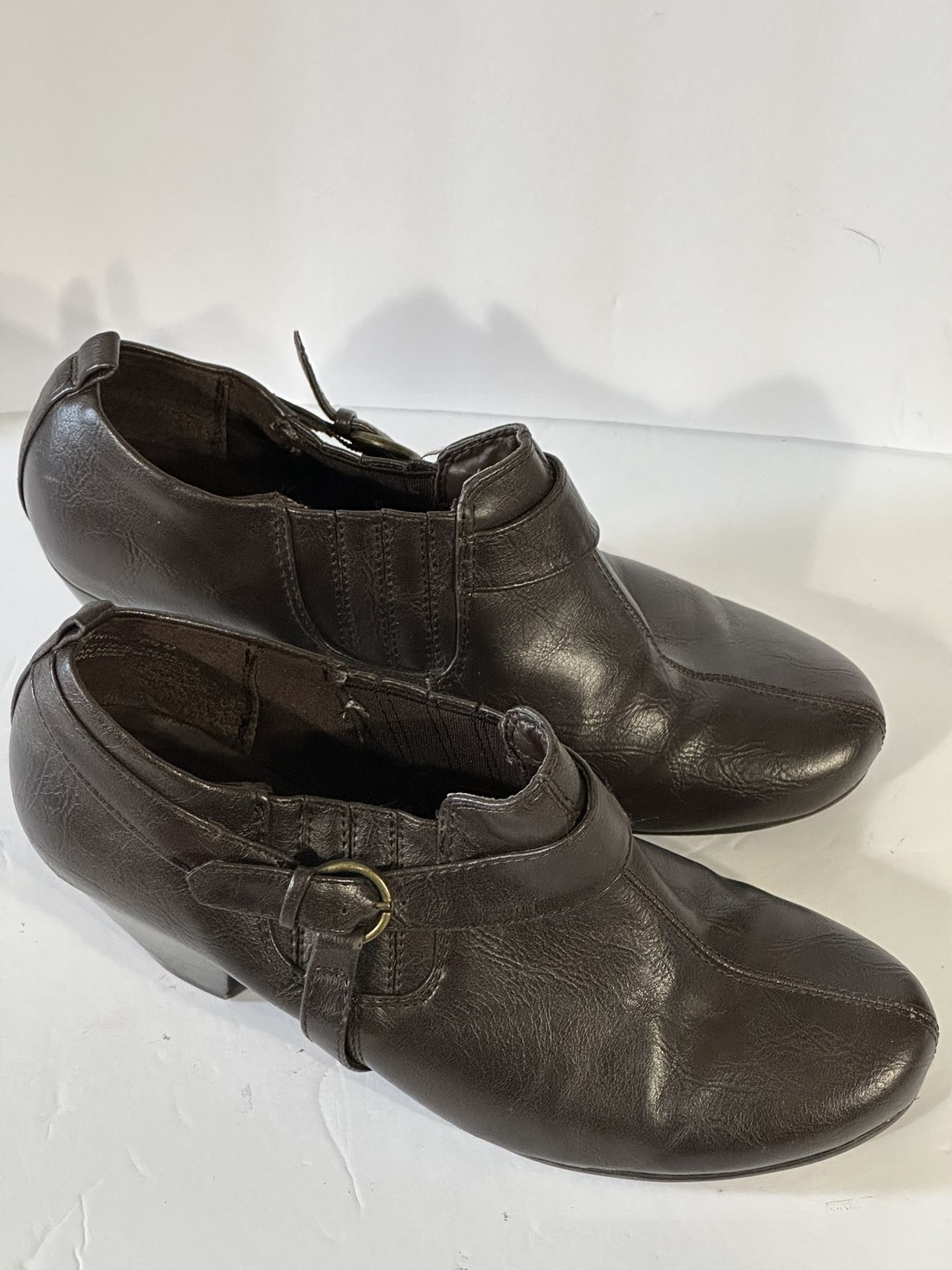 Bare Traps Brown Ankle Booties Buckle Tapered Block Heels Size 7.5 M Good Condition