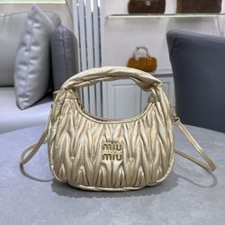 A high-end handbag that can be carried diagonally
