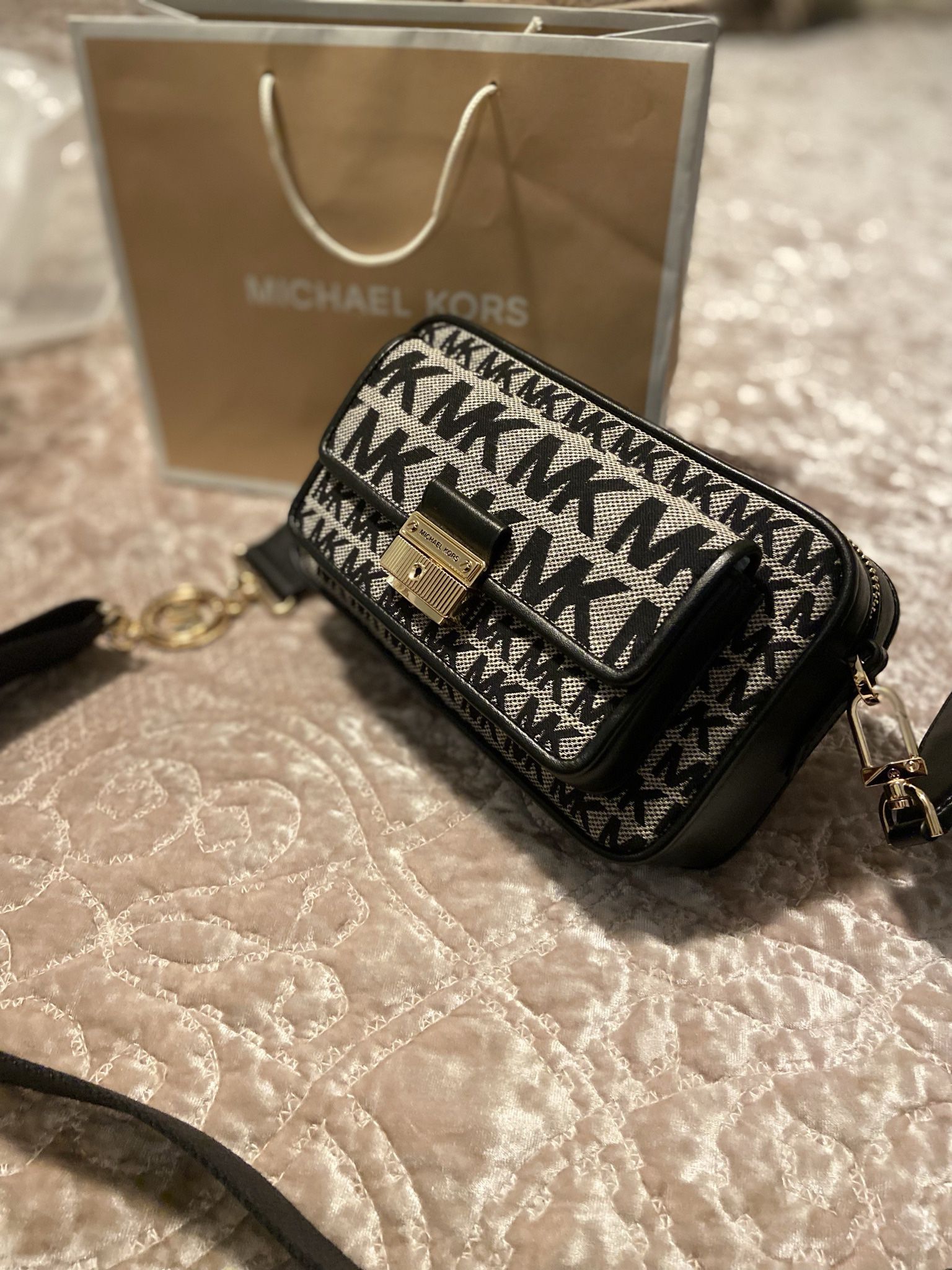 New Michael Kors Crossbody Monogram Thick Strap for Sale in Long Beach, CA  - OfferUp