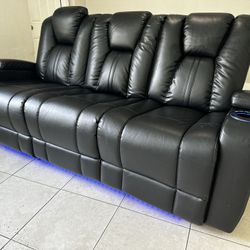 Black Reclinable Leather Sofa With LED LIGHTS “LIKE NEW” / Sofa Reclinable Negro De Piel Con LUZ LED “COMO NUEVO”