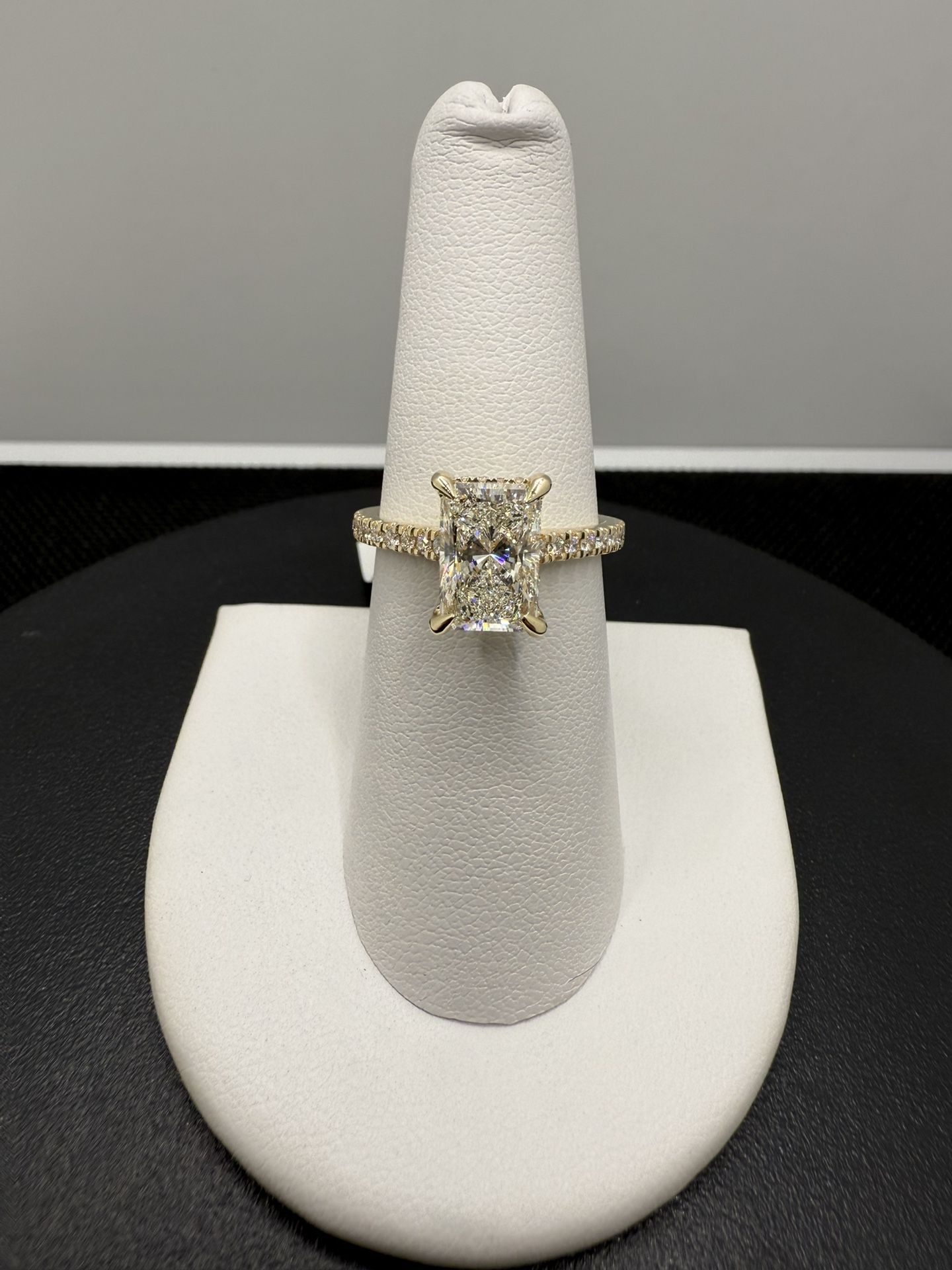 Yellow Gold 2.50 Carat Radiant Diamond Engagement Ring