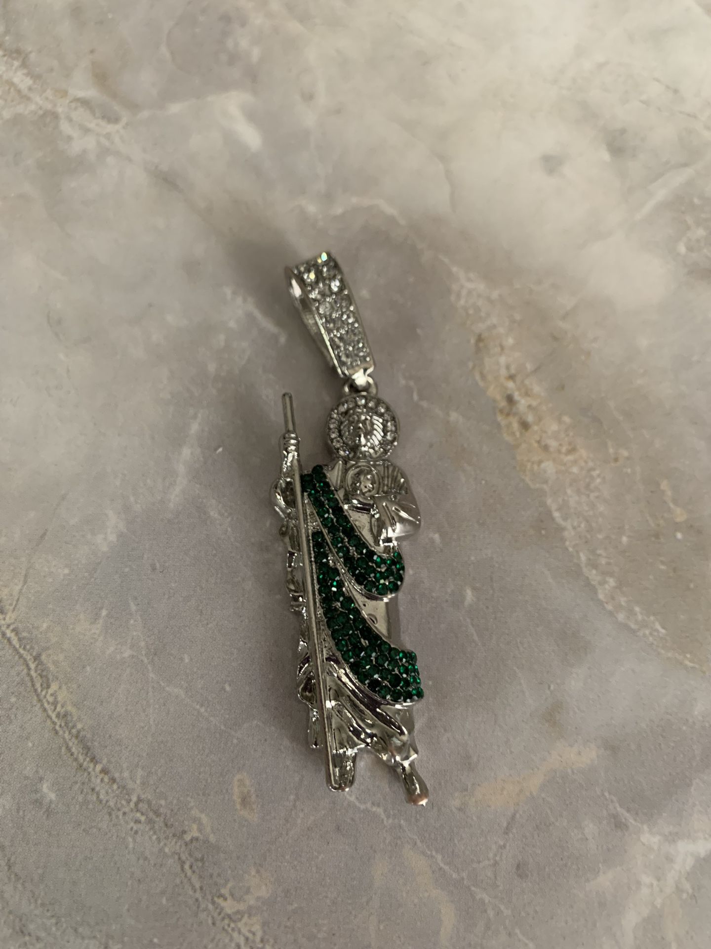 Colgante de San Judas con pedrería en baño de Oro