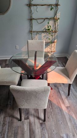 Glass table with 4 upholstered chairs