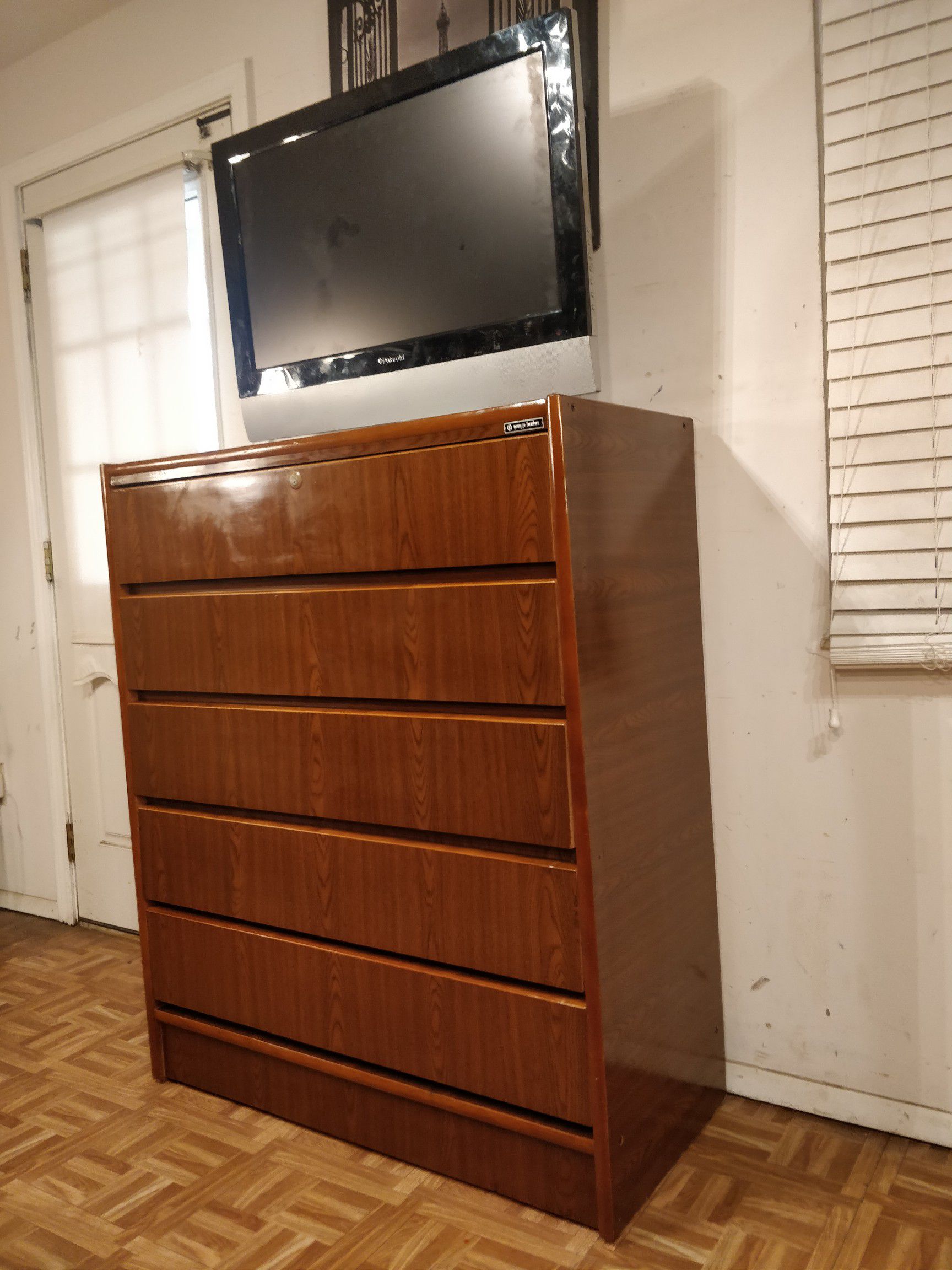 Nice dresser/TV stand with big 5 drawers in good condition, all drawers working well, dovetail drawers. L39"*W17.5"*H47"