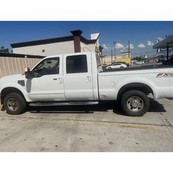 Ford truck  2009 súper dude 4x5 motor 5 .5 gas súper duty 250 caja  larga cuatro puertas 4x4 color blanca buena para el trabajo